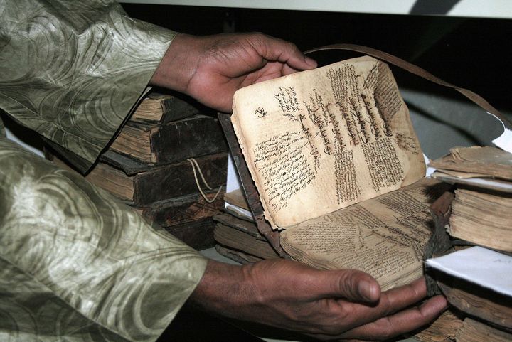 Un précieux manuscript ancien de Tombouctou (photo prise le 1er février 2013). Ces écrits en arabe ont été rédigés en général aux XVe et XVIe siècles. "Dotée de la prestigieuse université coranique de Sankoré et d'autres medersa, Tombouctou était aux XVe et XVIe siècles une capitale intellectuelle et spirituelle et un centre de propagation de l'islam en Afrique", explique l'Unesco. (HAROUNA TRAORE/AP/SIPA / AP)