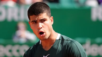 Carlos Alcaraz sur le court de Monte-Carlo, le 13 avril 2022, lors de sa défaite face à Sebastian Korda. (VALERY HACHE / AFP)