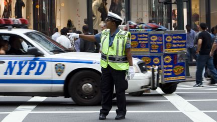 Un policier et une voiture du NYPD dans les rues de New-York&nbsp; (LEX VAN LIESHOUT / ANP)