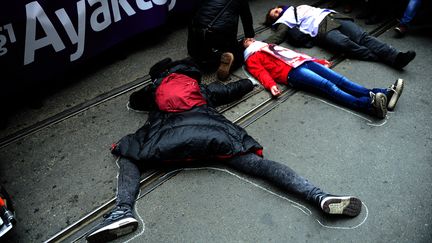 Des Turques sont allong&eacute;es sur le sol pour symboliser des femmes victimes de violences, &agrave; Istanbul (Turquie) le 8 mars 2015. (OZAN KOSE / AFP)