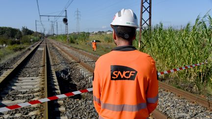 Un agent de la SNCF sur les voies autour de&nbsp;Villeneuve-les-Beziers (Hérault), le 24 octobre 2019.&nbsp; (PASCAL GUYOT / AFP)