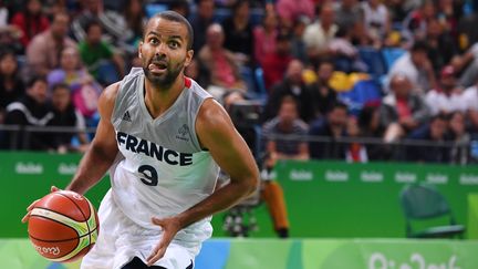 Le basketteur Tony Parker pendant le match France-Venezuela, aux Jeux olympiques de Rio (Brésil), le 12 août 2016. (ANDREJ ISAKOVIC / AFP)