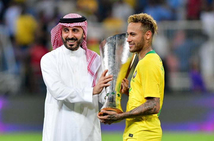 Le footballeur brésilien Neymar reçoit un trophée des mains du prince&nbsp;Abdul Aziz ben Turki&nbsp;Al Faisal après un succès en amical contre l'Argentine, le 16 octobre 2018, à Djeddah (Arabie Saoudite). (WALEED ALI / X06847)