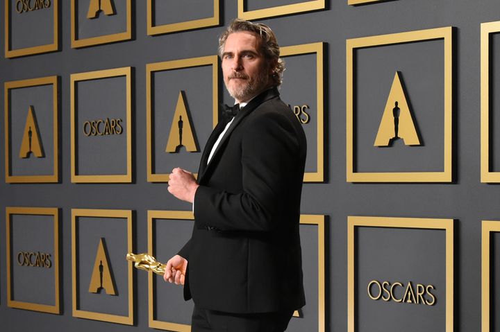 Joaquin Phoenix, avec son Oscar du meilleur acteur pour "Joker", au Dolby Theater de Hollywood (Californie, Etats-Unis), le 9 février 2020. (ROBYN BECK / AFP)