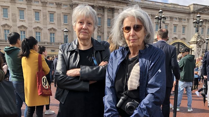 Janice, 79 ans, et Mary 75 ans, devant le palais de Buckingham, à Londres (Royaume-Uni), le 9 septembre 2022. (MARIE-ADELAIDE SCIGACZ / FRANCEINFO)