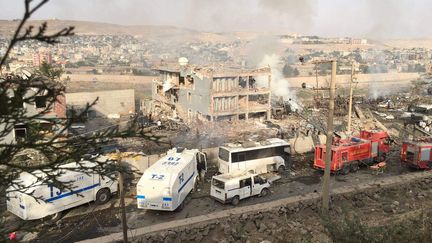 Le quartier général des forces antiémeutes de Cizre (sud-est de la Turquie), dévasté par une attaque à la voiture piégée, le 26 août 2016. (DOGAN NEWS AGENCY / AFP)
