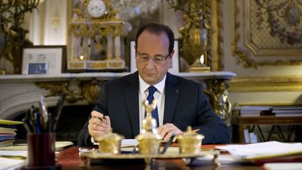 Fran&ccedil;ois Hollande dans son bureau, &agrave; l'Elys&eacute;e, &agrave; Paris, le 17 d&eacute;cembre 2012. (BERTRAND LANGLOIS / AFP)