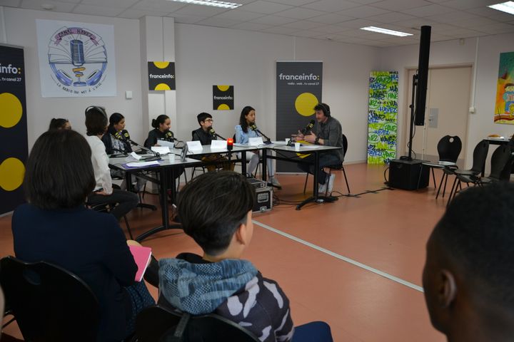 Cette émission sur la radio a été enregistrée depuis une salle de classe du collège. Dans le public, les camarades de classe de nos intervieweurs du jour ont assisté dans le calme à l'enregistrement. (ESTELLE FAURE / FRANCEINFO - RADIOFRANCE)