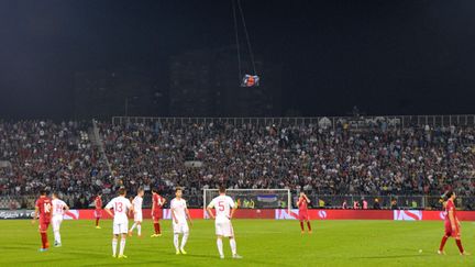 Le drone, portant une carte de la "Grande Albanie", au dessus du stade de Belgrade (MEDIN HALILOVIC / ANADOLU AGENCY)