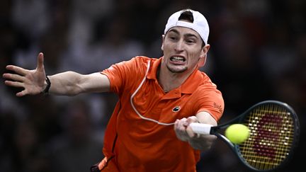 Le Français Ugo Humbert, lors de la demi-finale du Masters 1000 à Bercy, le 2 novembre 2024. (JULIEN DE ROSA / AFP)