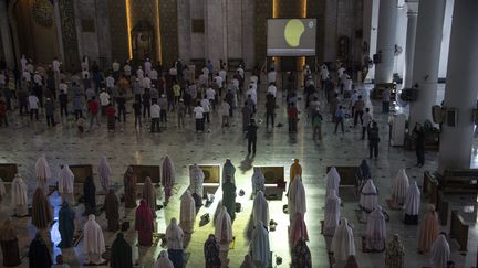 L'éclipse a été marquée par des célébrations religieuses dans plusieurs pays. Sur cette photo prise dans une mosquée de Surabaya, sur l'île de Java, des Indonésiens prient pendant le phénomène astronomique. (JUNI KRISWANTO / AFP)
