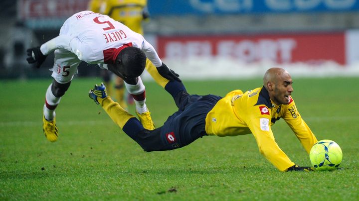 Le milieu d&eacute;fensif Carlos Alberto &agrave; la lutte avec le milieu de Lille Idrissa Gueye lors du match Sochaux-Lille, le 8 d&eacute;cembre 2012.&nbsp; (SEBASTIEN BOZON / AFP)