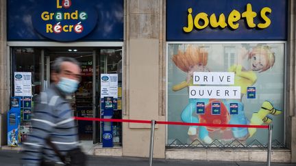 Un magasin de jouets à Paris, le 2 novembre 2020. (JOEL SAGET / AFP)