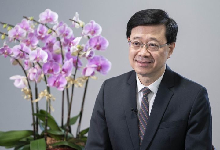 Le chef de l'exécutif hongkongais, John Lee, lors d'une interview avec le média d'Etat chinois Xinhua, le 30 mai 2022. (LUI SIU WAI / XINHUA / AFP)