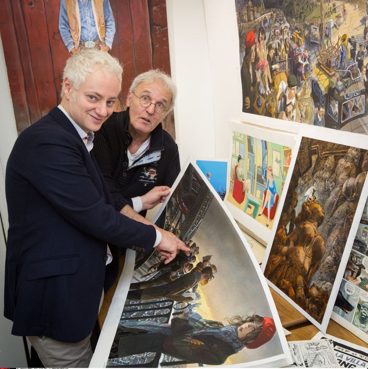 Le dessinateur Jean-Pierre Gibrat pose avec Daniel Maghen (co-organisateur des enchères de Christie's du 14 mars), qui montre l'un de ses dessins qui sera proposé aux enchères.
 (MEIGNEUX/SIPA)