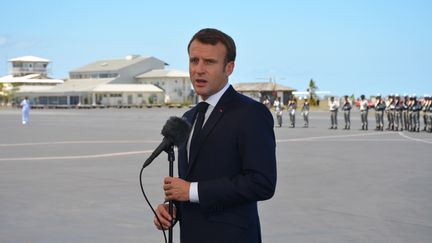 Emmanuel Macron parle en arrivant à Mayotte, le 22 octobre 2019. (SAMUEL BOSCHER / AFP)