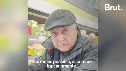 Certains consommateurs se rendent dans des supermarchés hard-discount pour faire leurs courses. Une façon pour eux de faire face à la hausse des prix dans tous les secteurs. Brut les a interrogés. (BRUT / FRANCEINFO)