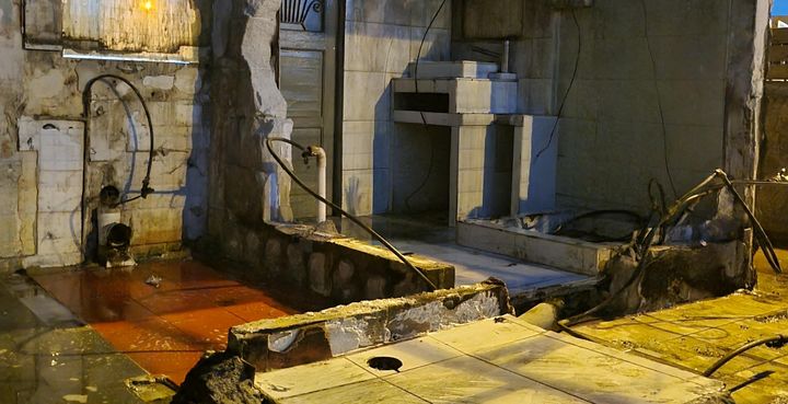 Maria's house, ravaged by flames, in Patima Chalandriou, near Athens, on August 13, 2024. (MARION FERRERE / FRANCEINFO)