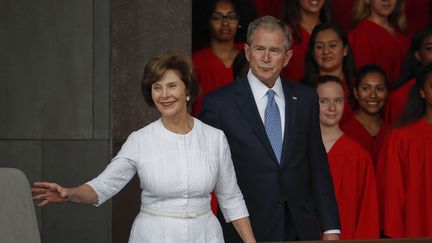 Le couple Bush arrive au musée de l'histoire afro-américaine, le 24 septembre 2016, à Washington (Etats-Unis).&nbsp; (PABLO MARTINEZ MONSIVAIS / AP / SIPA)