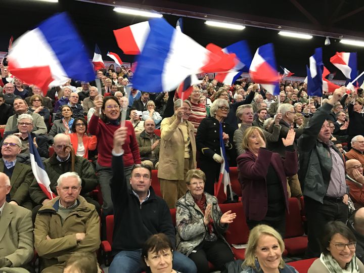 Tous les militants de François Fillon ont pu rentrer dans le meeting malgré le filtrage de militants CGT. (ROBIN PRUDENT / FRANCEINFO)