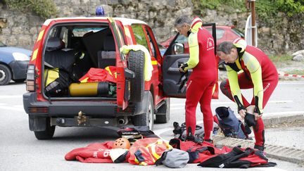 Pompiers en intervention sur la route de la Bollène et Roquebilière, après le passage de la tempête Alex, le 3 octobre 2020. (FRANTZ BOUTON / MAXPPP)