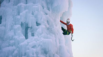 Louna Ladevant participe à la finale de la compétition internationale de cascade de glace dans la vallée de Freissinieres dans les Alpes, le 15 janvier 2022. (OLIVIER CHASSIGNOLE / AFP)