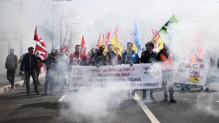 Des cheminots manifestent contre la réforme de la SNCF prévue par le gouvernement, vendredi&nbsp;13 avril 2018. (ANNE-CHRISTINE POUJOULAT / AFP)