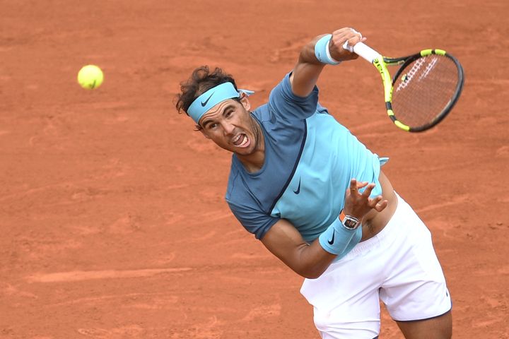 Rafael Nadal sert le 26 mai 2016 à Roland-Garros (Paris) face à&nbsp;Facundo Bagnis. (MARTIN BUREAU / AFP)