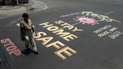 Une agent de police, dans une rue d'Hyderabad, en Inde, le 16 avril 2020. (NOAH SEELAM / AFP)