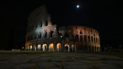 Une vue du Colisée à Rome (Italie), plongé dans le noir à l'occasion du Earth Hour, le 27 mars 2021. (VINCENZO PINTO / AFP)