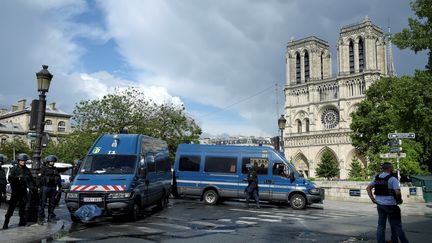 Les forces de l'ordre sécurisent un périmètre autour de Notre-Dame de Paris, après l'agression d'un policier sur le parvis de la cathédrale, le 6 juin 2017. (BERTRAND GUAY / AFP)