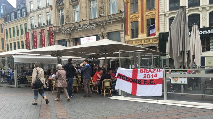 Des supporters anglais sur la Grand'Place de Lille (Nord), mercredi 15 juin 2016, en marge de la rencontre entre la Russie et la Slovaquie. (FABIEN MAGNENOU / FRANCETV INFO)