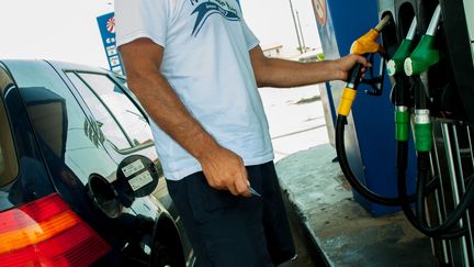 Un automobilise fait son plein d'essence &agrave; Frontignan (H&eacute;rault&agrave;, le 22 ao&ucirc;t 2012. (CITIZENSIDE / AFP)