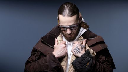 Le rappeur marseillais SCH lors d'une séance photo, à Paris, en 2021. (JOEL SAGET / AFP)