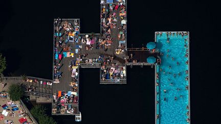 Berlin (Allemagne), 38 &deg;C, le 19 ao&ucirc;t 2012. Vue a&eacute;rienne d'une piscine sur la Spree. (OLIVER LANG / AP / SIPA)