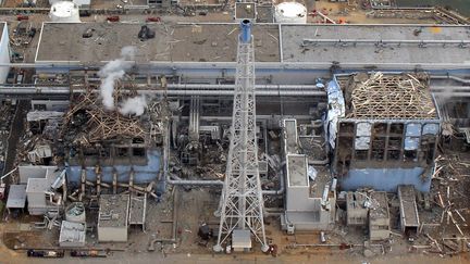 Les bâtiments 3 et 4 de la centrale de Fukushima Daiichi, au Japon, le 2 avril 2011. (AIR PHOTO SERVICE / AFP)