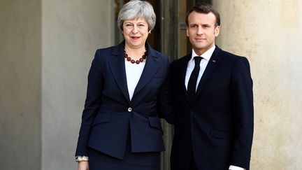 La Première ministre britannique, Theresa May, et le président de la République, Emmanuel Macron, le 9 avril 2019 à Paris.&nbsp; (MARTIN BUREAU / AFP)