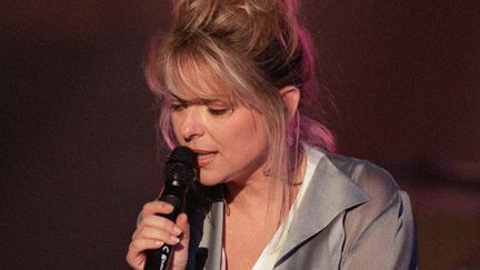 France Gall, le 12 septembre 1993 sur la scène du&nbsp;Palais Omnisports de Paris-Bercy. (BERTRAND GUAY / AFP)