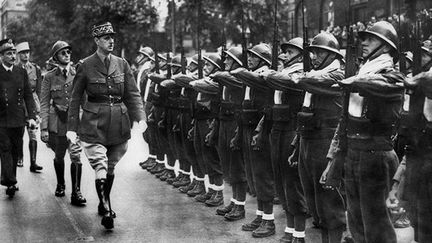 Le Général de Gaulle inspecte les forces françaises à Londres, le 14 juillet 1940. (AFP)