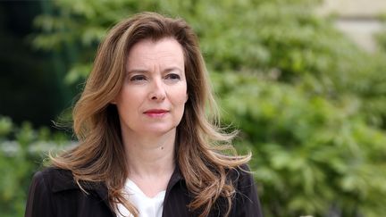 Val&eacute;rie Trierweiler&nbsp;dans les jardins de l'Elys&eacute;e, le 7 mai 2013&nbsp;&agrave; Paris. (THOMAS SAMSON / AFP)