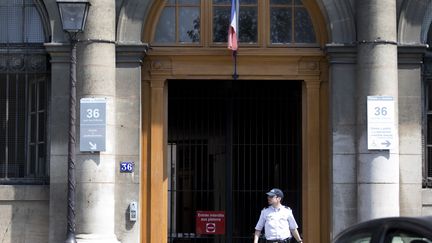 Devant l'entr&eacute;e du "36, quai des Orf&egrave;vres", &agrave; Paris, le 1er ao&ucirc;t 2014. (KENZO TRIBOUILLARD / AFP)