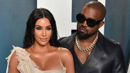 Kim Kardashian et son mari Kanye West à la fête des Oscars de Vanity Fair à Beverly Hills (Californie, Etats-Unis), le 9 février 2020. (GEORGE PIMENTEL / GETTY IMAGES NORTH AMERICA)