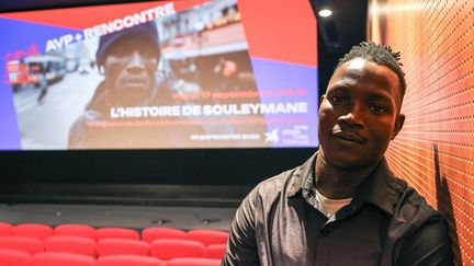 Abou Sangare, demandeur d'asile et acteur principal du film de Boris Lojkine "L'Histoire de Souleymane ", pose pour une photo avant la projection du film à Amiens le 17 septembre 2024. (DENIS CHARLET / AFP)