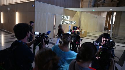 Des journalistes devant la salle d'audience du tribunal de Paris qui accueille le procès de Redoine Faïd. (MIGUEL MEDINA / AFP)