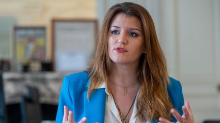 Marlène Schiappa remporte&nbsp;&nbsp;le Grand Prix de l'humour politique 2021 (22 novembre 2021). (DANIEL FOURAY / MAXPPP)