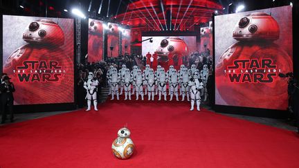 Sortie de "Star Wars 8 - Les derniers Jedis" au Royal Albert Hall à Londres le 12 décembre 2017. (DANIEL LEAL-OLIVAS / AFP)