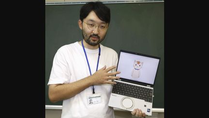 Keita Kobayashi, professeur à l'université de Fukui, avec l'élève virtuel Himawarichan à l'écran, le 19 septembre 2023. (For editorial use only)(Kyodo) (Capture écran Kyodo (For editorial use only))