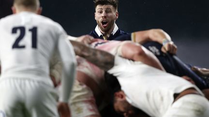 Ali Price surplombe la mêlée anglaise le 6 février à Twickenham. (ADRIAN DENNIS / AFP)