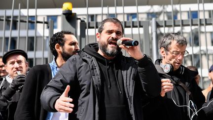 Gaël Quirante, responsable du syndicat Sud Poste 92, manifeste devant le siège social de La Poste, à Issy-les-Moulineaux (Hauts-de-Seine), le 29 mars 2018.&nbsp; ((JULIEN MATTIA / NURPHOTO / AFP))