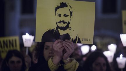 Des centaines de personnes se sont rassemblées devant le Parlement italien à Rome, le 25 janvier 2018, à l'appel d'Amnesty International pour marquer le deuxième anniversaire de la mort de l'étudiant Giulio Regeni, enlevé et torturé à mort au Caire par les services secrets égyptiens. (CHRISTIAN MINELLI / NURPHOTO)